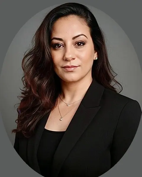 Adriana, Especialista em tesoura