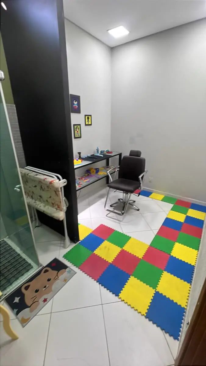 Sala sensorial com piso colorido de EVA para o atendimento TEA