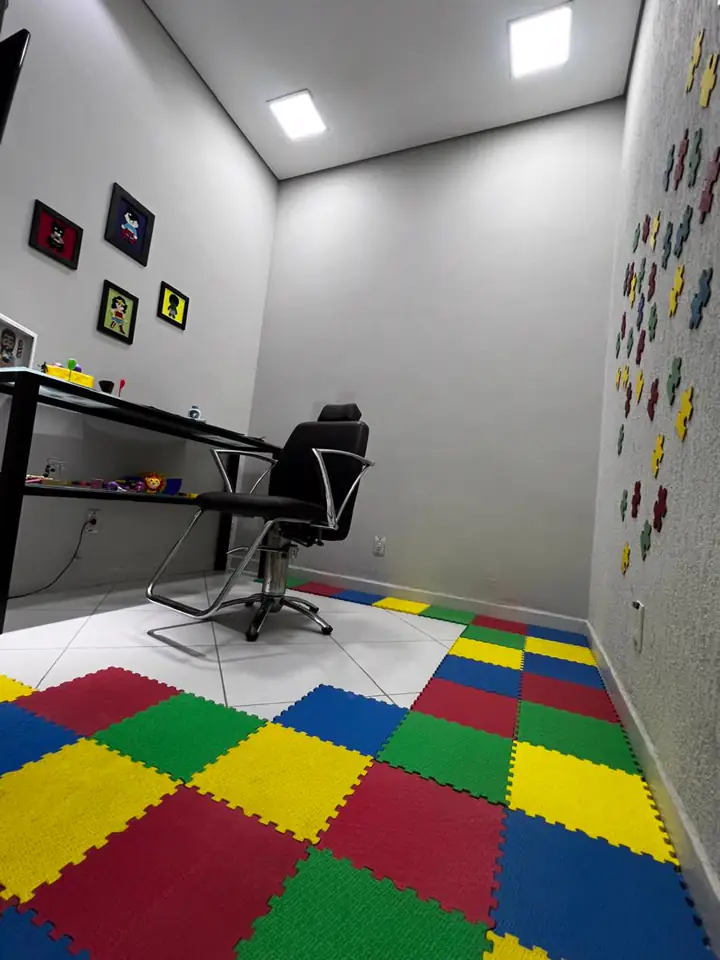 Cadeira de corte na sala sensorial com quadros de super-heróis
