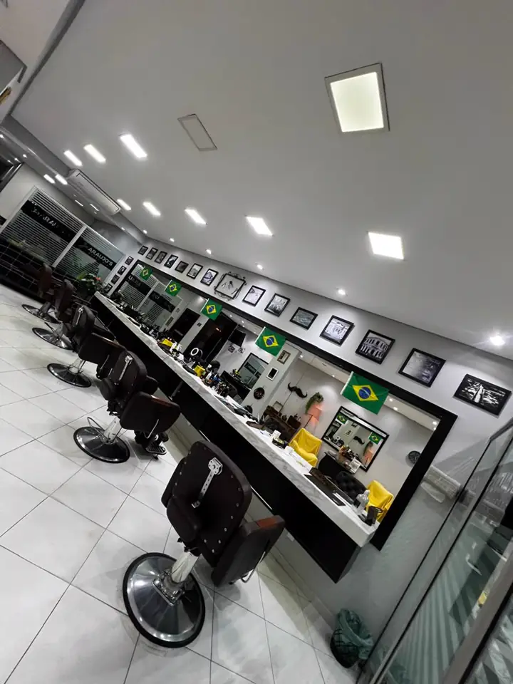 Vista ampla do salão com cadeiras e espelhos