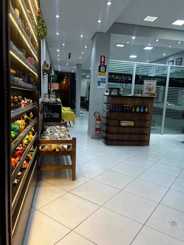 Corredor com prateleiras iluminadas e produtos