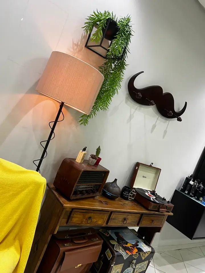 Canto com abajur, rádio antigo e bigode decorativo