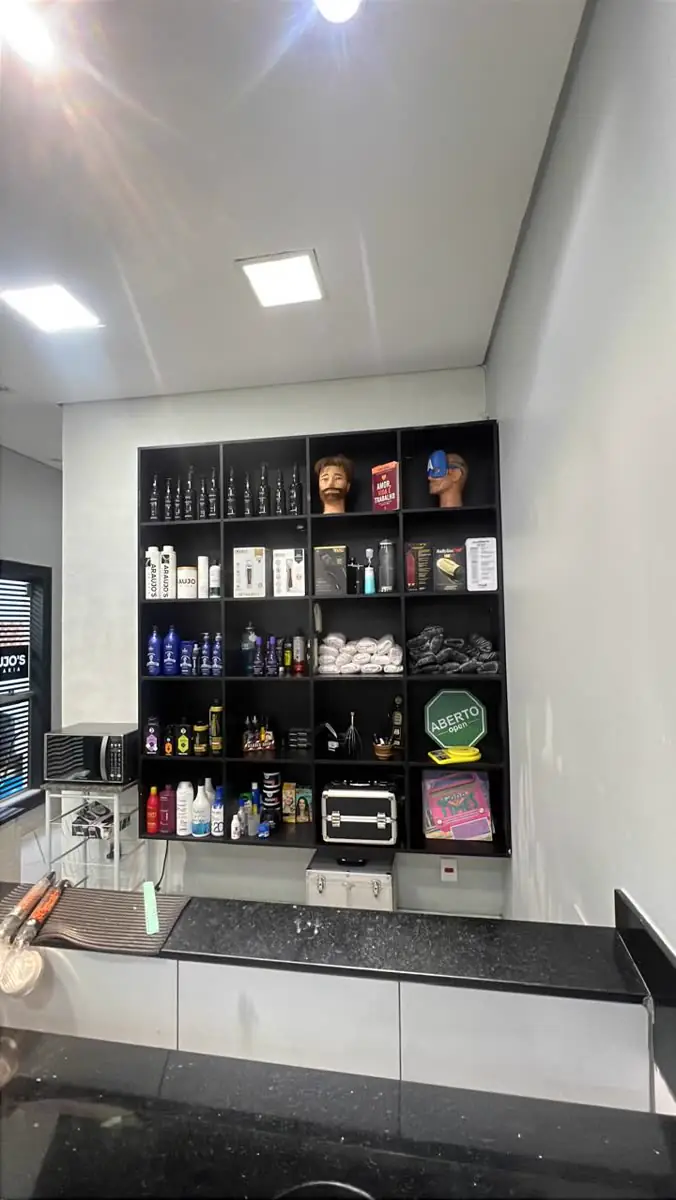 Estante com produtos profissionais