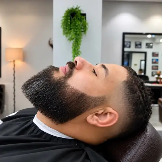 Barba desenhada com degradê na lateral