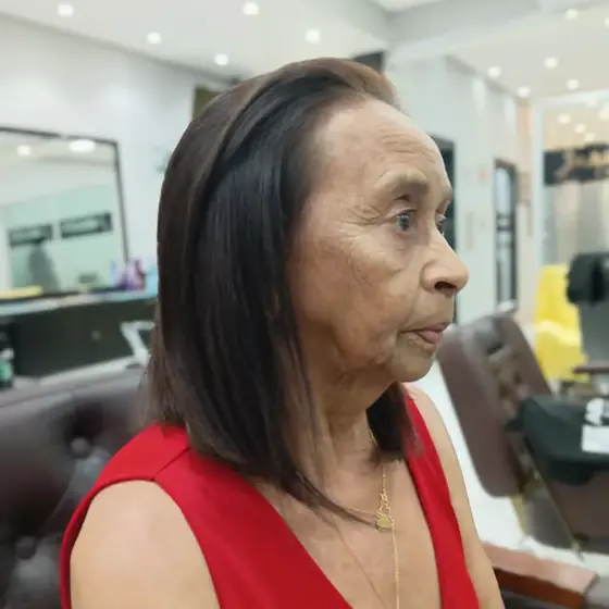 Corte reto e escova em cabelo feminino