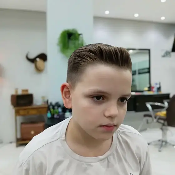 Corte infantil com topete penteado para trás