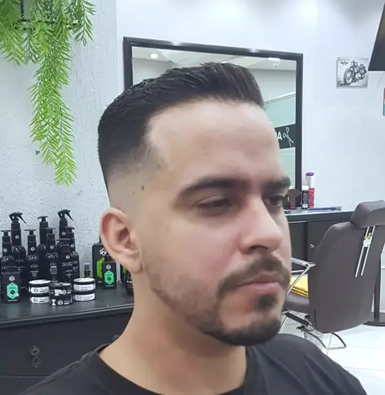 Corte social com degradê baixo e barba alinhada