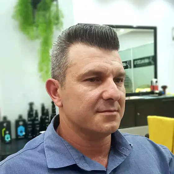 Corte clássico penteado com laterais baixas