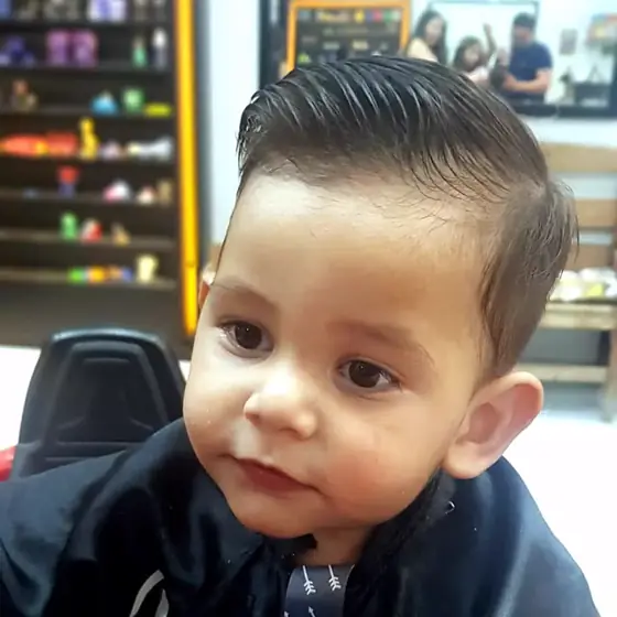 Primeiro corte de um bebê na barbearia